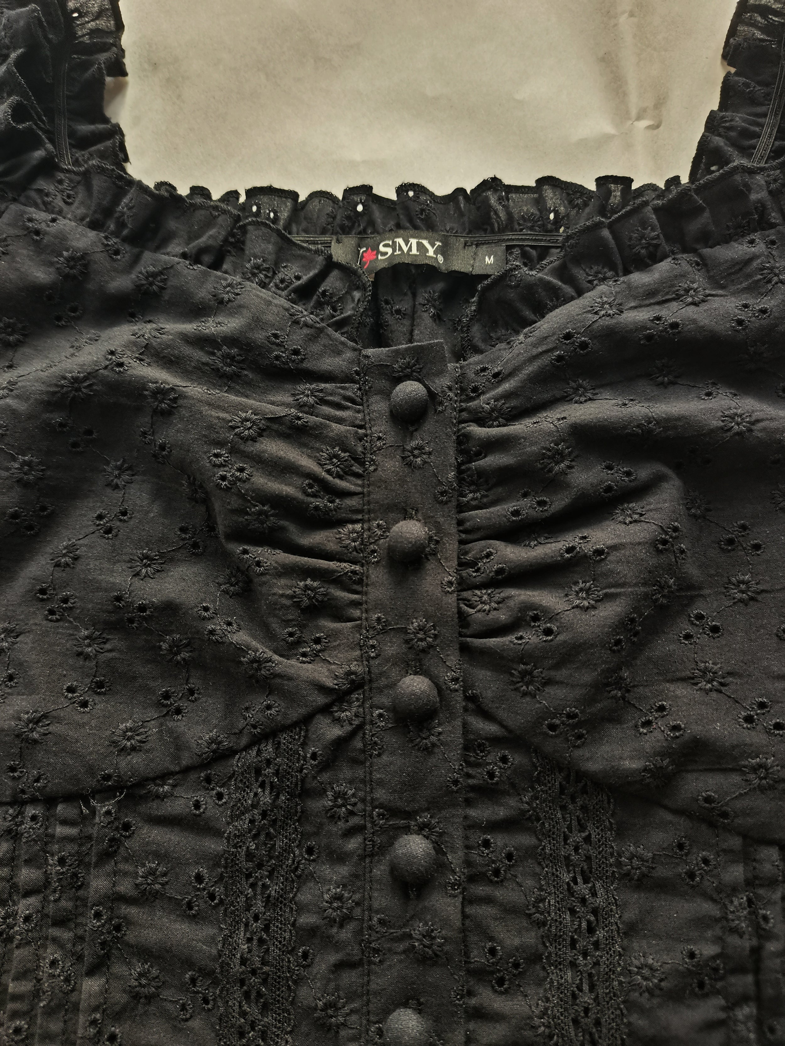 Blusa atemporal de algodón con ojales bordados y escote con volantes (W-08-002, negro)