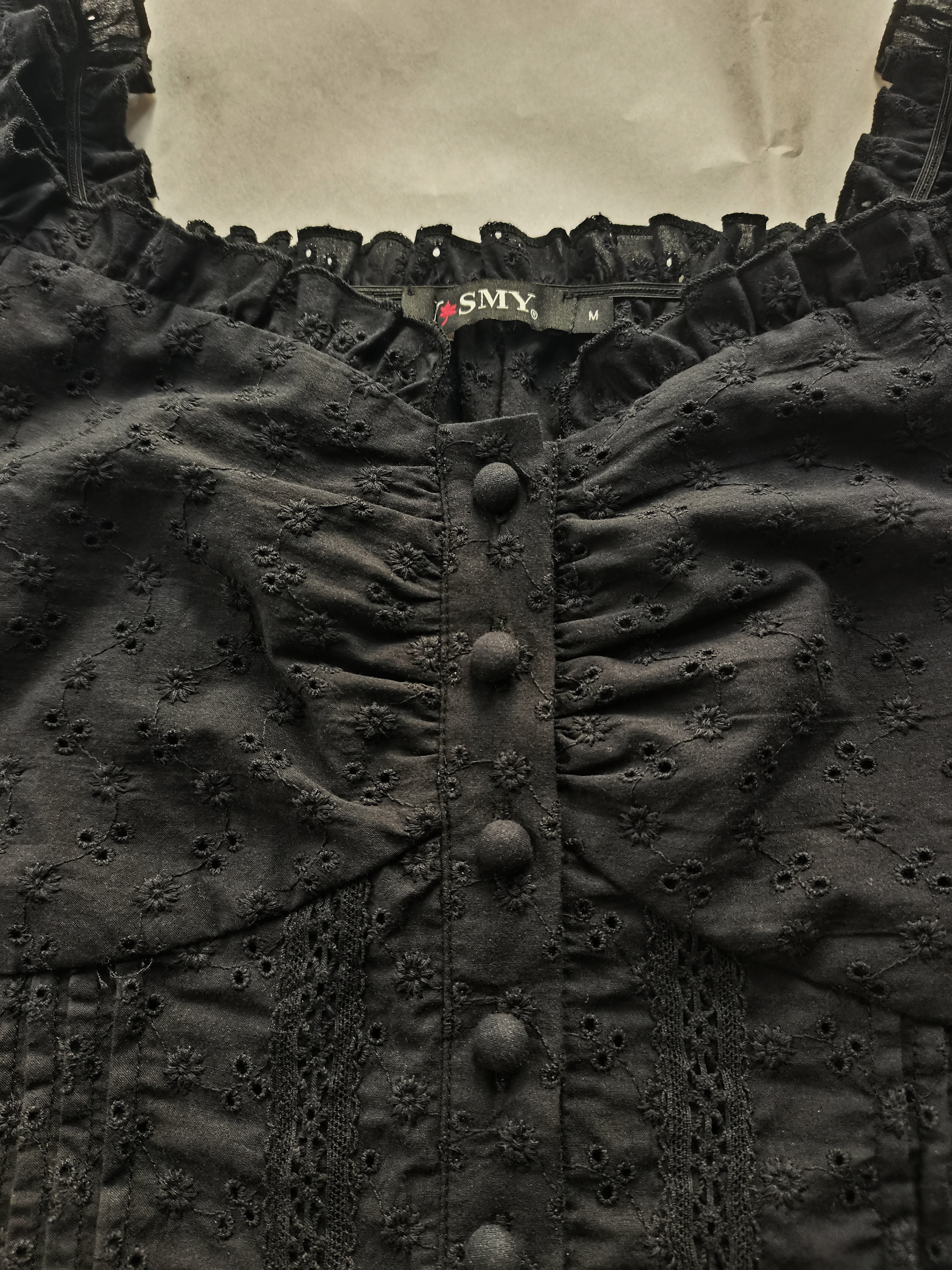 Blusa atemporal de algodón con ojales bordados y escote con volantes (W-08-002, negro)