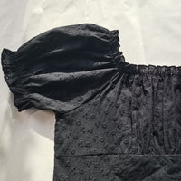 Blusa atemporal de algodón con ojales bordados y escote con volantes (W-08-002, negro)