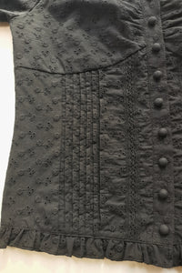 Blusa atemporal de algodón con ojales bordados y escote con volantes (W-08-002, negro)