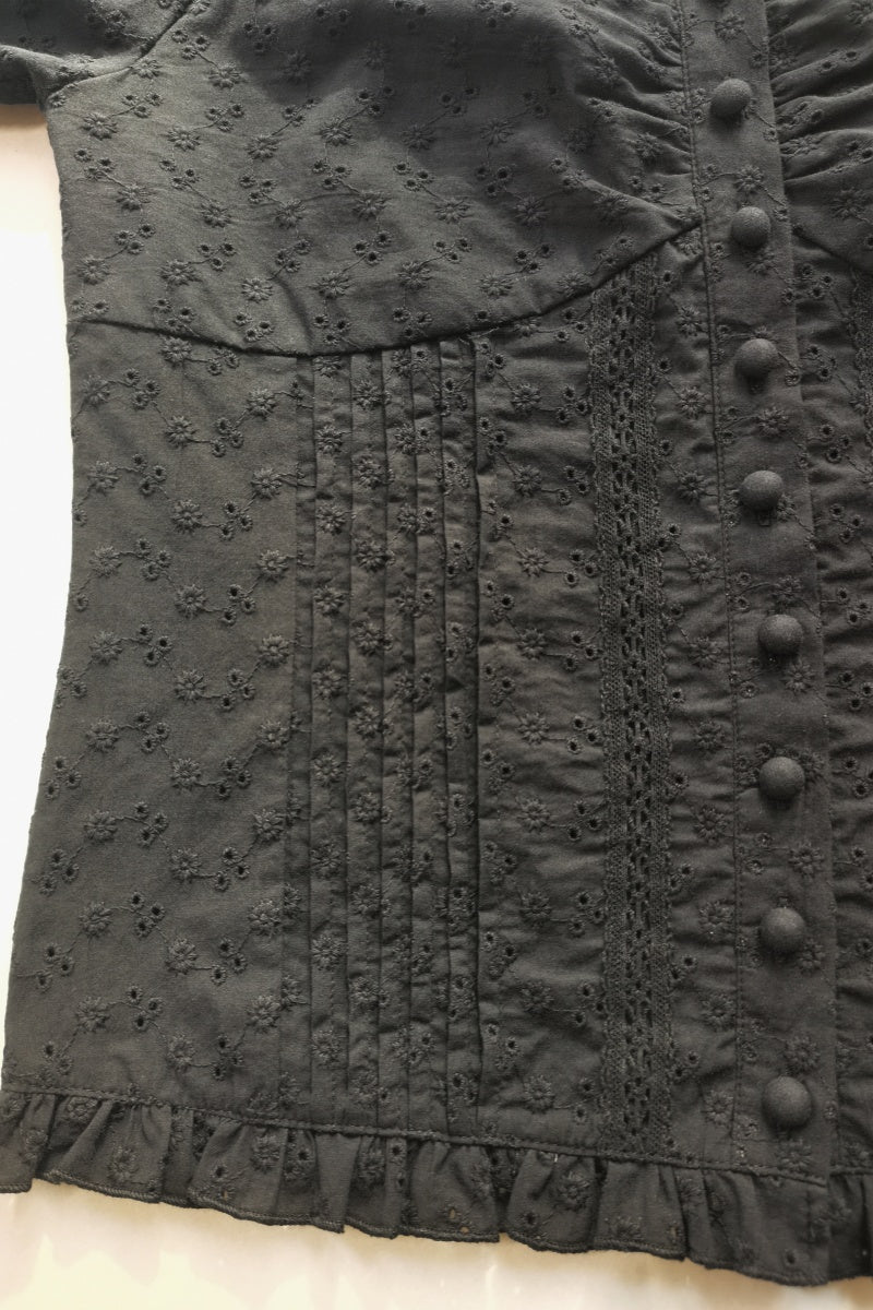 Blusa atemporal de algodón con ojales bordados y escote con volantes (W-08-002, negro)