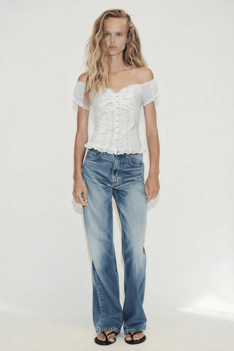 Blusa de algodón con ojales bordados atemporales y cuerpo tipo corsé con volantes en el escote - W-08-002 Blanco