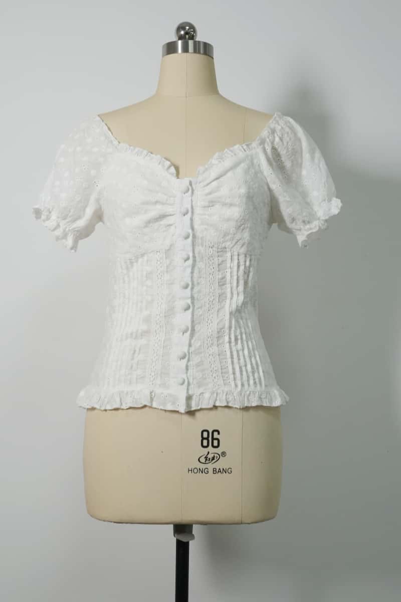 Blusa de algodón con ojales bordados atemporales y cuerpo tipo corsé con volantes en el escote - W-08-002 Blanco