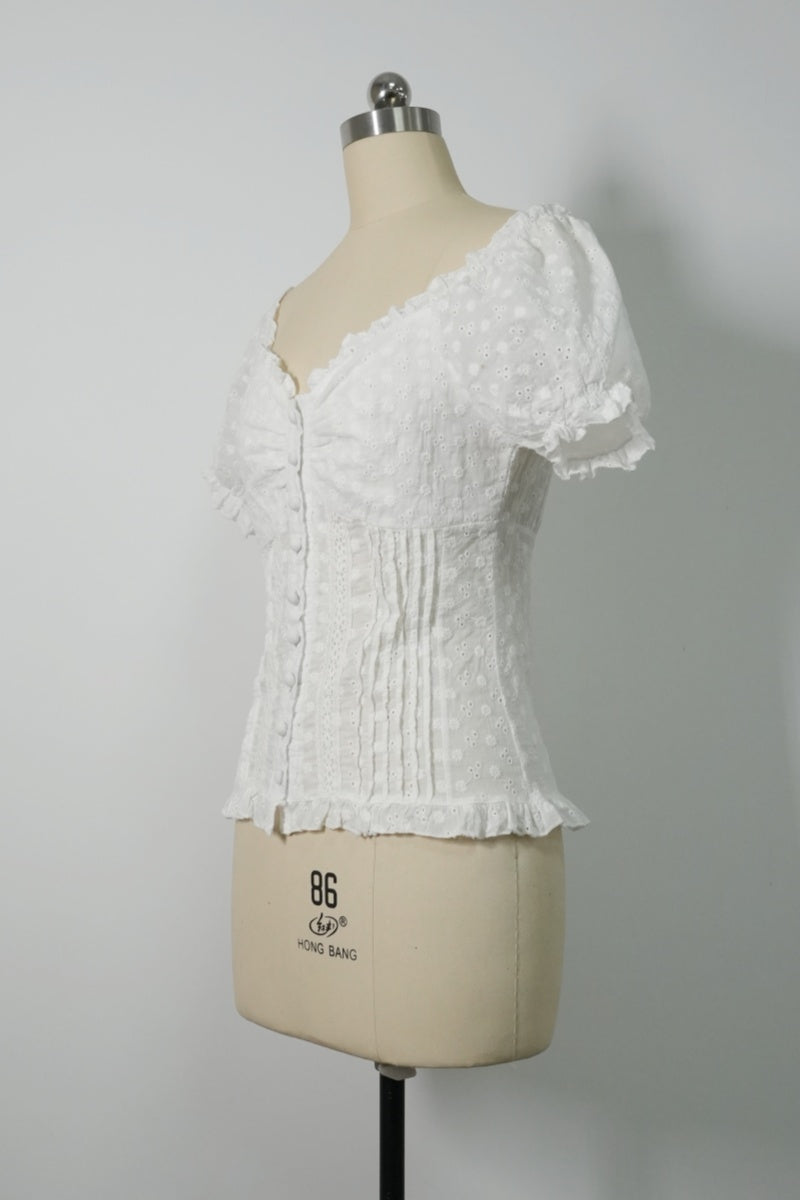 Blusa de algodón con ojales bordados atemporales y cuerpo tipo corsé con volantes en el escote - W-08-002 Blanco