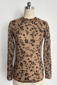 Top de malla flocada transparente con cuello medio para mujer | Manga larga | Estampado floral W-17-001 Tan