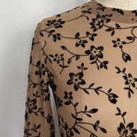 Top de malla flocada transparente con cuello medio para mujer | Manga larga | Estampado floral W-17-001 Tan