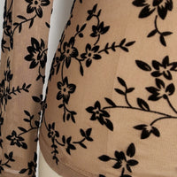 Top de malla flocada transparente con cuello medio para mujer | Manga larga | Estampado floral W-17-001 Tan