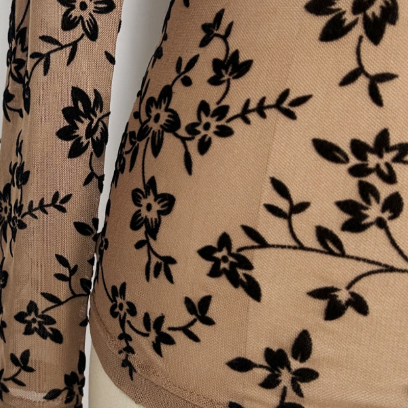 Top de malla flocada transparente con cuello medio para mujer | Manga larga | Estampado floral W-17-001 Tan