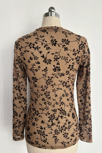 Top de malla flocada transparente con cuello medio para mujer | Manga larga | Estampado floral W-17-001 Tan