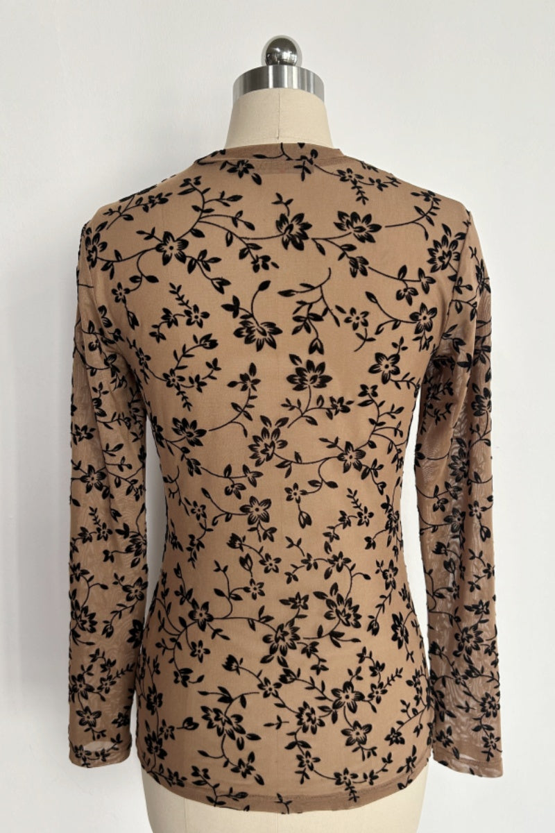 Top de malla flocada transparente con cuello medio para mujer | Manga larga | Estampado floral W-17-001 Tan